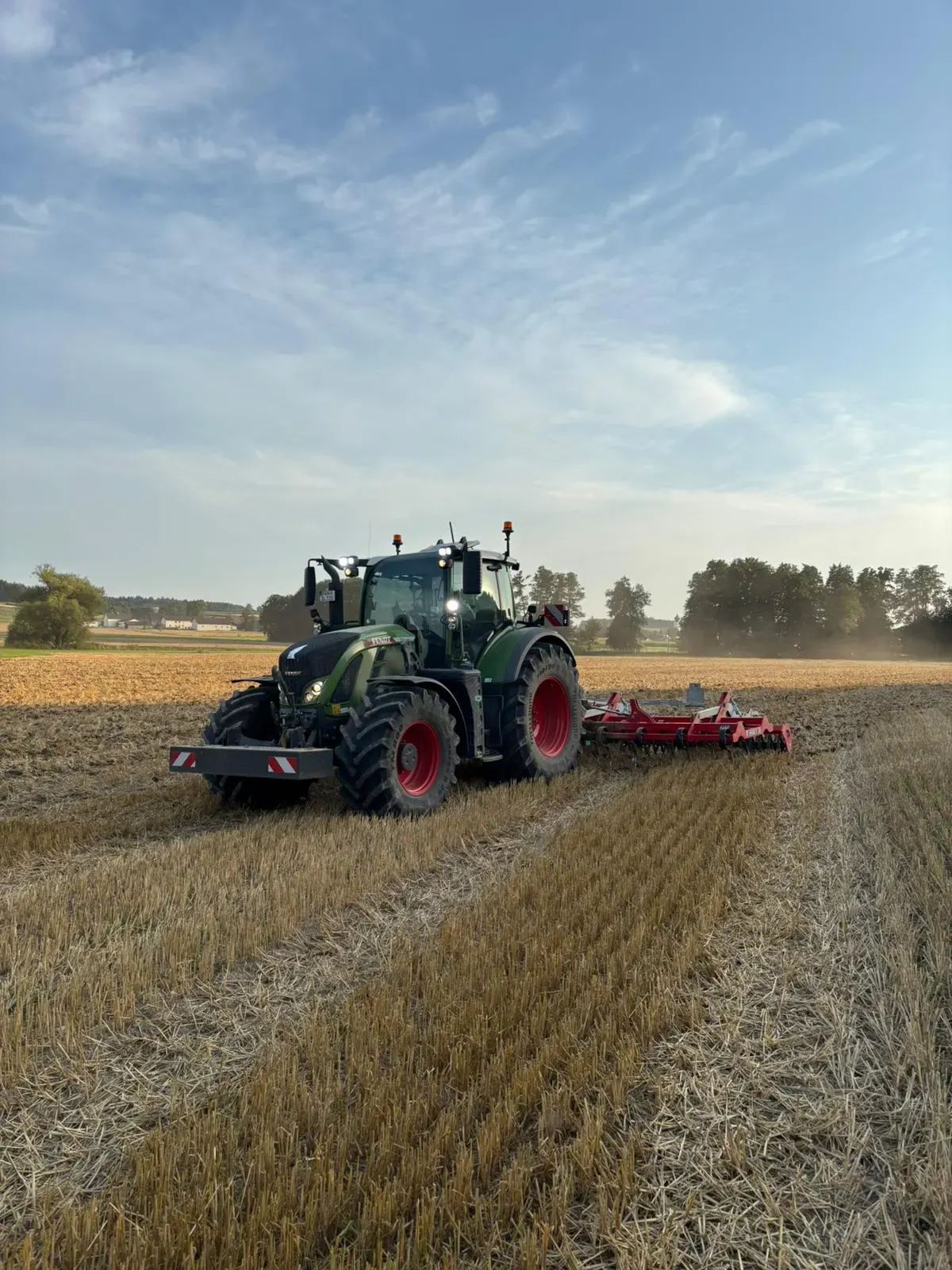 Fendt Traktor beim Grubbern auf dem Feld