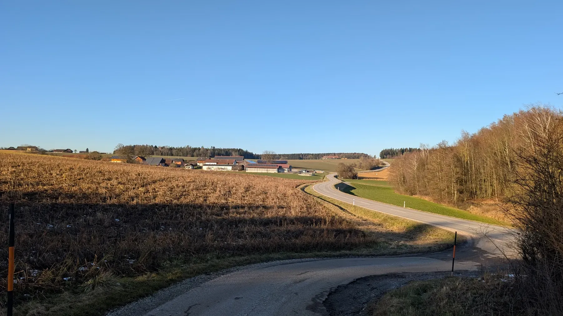Winterliche Felder und Hofstelle im Januar