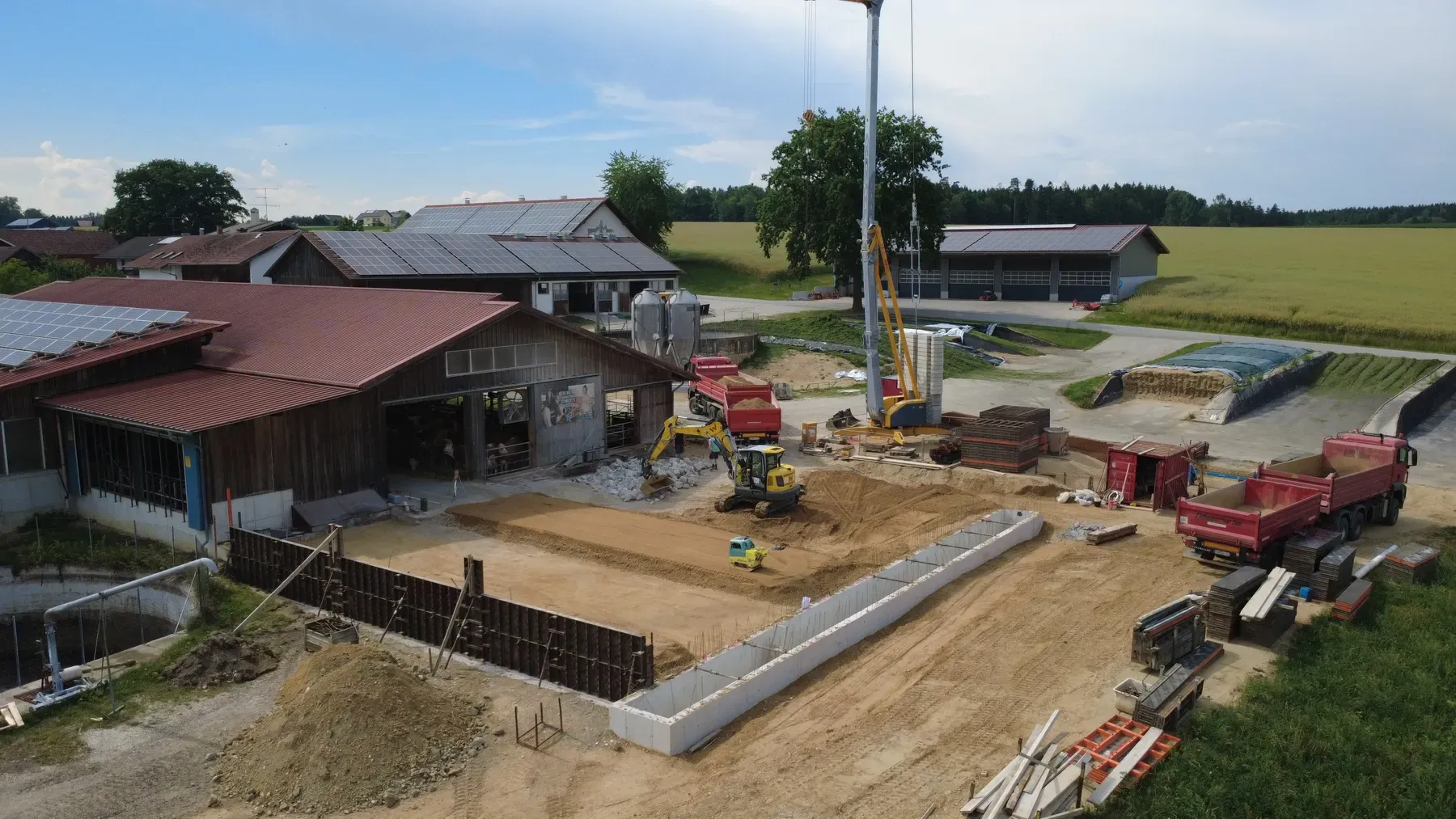 Luftaufnahme der Baustelle am Göttl Hof mit Betonfundament für die Stallerweiterung